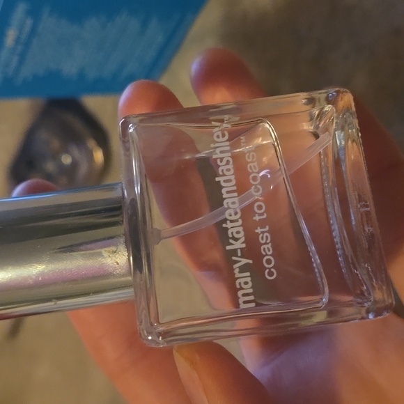 Mary kate and ashley coast to coast LA perfume eau de toilette 30ml - Picture 3 of 3